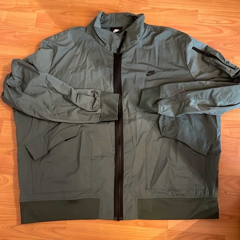 Men’s Nike windbreaker/ rain jacket